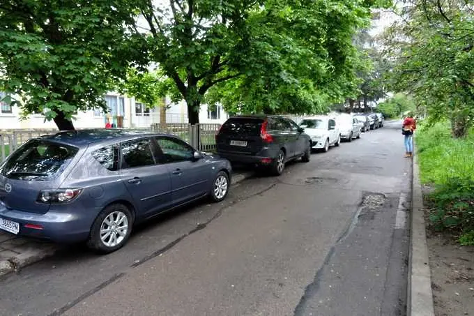 200 лева глоба за паркиране на тротоар, одобриха депутатите